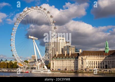 London Eye, Millennium Wheel, neben dem Südufer der Themse. County Hall Gebäude. Geschlossen während COVID 19-Sperre. Sonniger Herbsttag Stockfoto