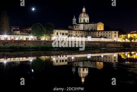 Nachtansicht von San Frediano in der Kirche von Cestello und Mondsichel, die sich im Fluss Arno in Florenz, Italien, spiegeln Stockfoto