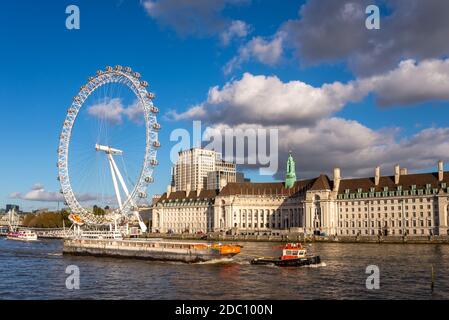 GPS Marine Schlepper GPS Cambria zieht eine Barge auf der Themse. London, Großbritannien. Fluss Verkehr für Unternehmen, Industrie. Vorbei Am Millennium Wheel, County Hall Stockfoto