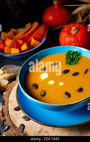 Köstliche cremige Kürbissuppe mit Kokosmilch Stockfoto