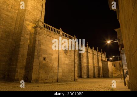 Nachtaufnahme des berühmten Avila Kathedrale, Castilla y Leon, Spanien. Stockfoto