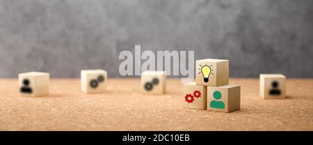 Cubes zeigt eine Brainstorming-Session auf konkretem Hintergrund - 3d Abbildung Stockfoto