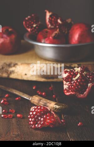 Granatapfel Obst mit Messer auf Holzmöbeln im Landhausstil Oberfläche. Stockfoto