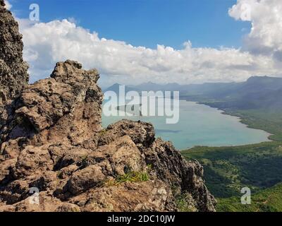 Blick auf die Küste von einen Weg zu Le Morne Mountain Top auf Mauritius Stockfoto