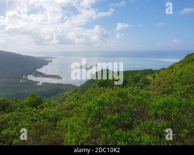 Blick auf die Küste von einen Weg zu Le Morne Mountain Top auf Mauritius Stockfoto