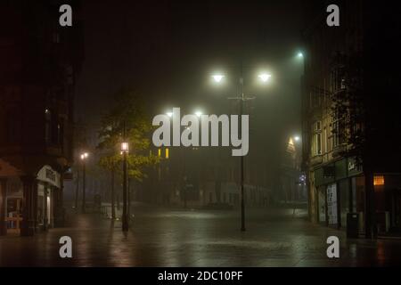 Morgennebel bei Speakers Corner in Nottingham City, Nottinghamshire England Stockfoto