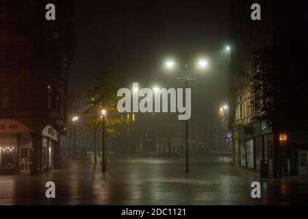 Morgennebel bei Speakers Corner in Nottingham City, Nottinghamshire England Stockfoto