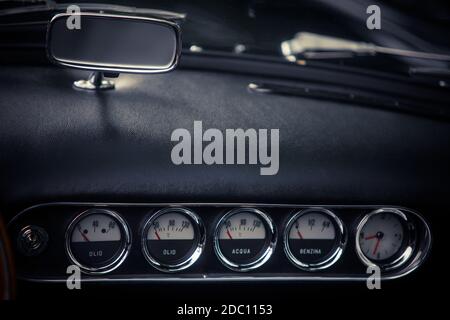 Farbe Nahaufnahme eines Kühlmittels, eine Uhr und andere verschiedene Anzeigen auf einem Oldtimer Armaturenbrett. Stockfoto