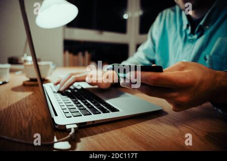 Kaukasischen Geschäftsmann macht Online-Zahlung mit Kreditkarte Eingabe Auf Laptop sitzen in der Wohnung Stockfoto