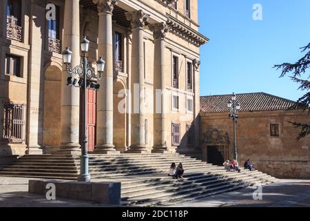 Palacio de Anaya mit einigen Leuten, die auf der Treppe sitzen, Salamanca, Kastilien und Leon, Spanien Stockfoto