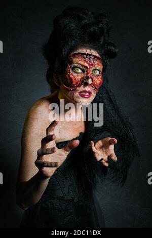 Gruselige Frau ohne Gesicht auf dunklem Hintergrund Stockfoto