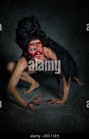 Gruselige Frau ohne Gesicht auf dunklem Hintergrund Stockfoto