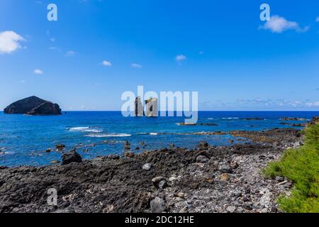 Küste von der Stadt Mosteiros auf der Insel Sao Miguel. Sao Miguel ist Teil des Azoren-Archipels im Atlantischen Ozean. Stockfoto