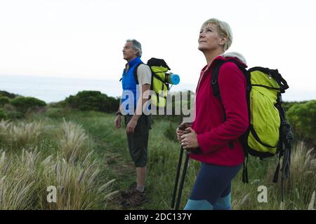 Ältere kaukasische Paar bewundern die Aussicht während Wandern in der Natur Stockfoto