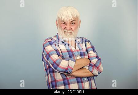 Typisches Opa. Emotional reifer Flusspferd. Aufrichtiger Großelternteil. Pflege von Bart- und Gesichtshaaren. Barbershop Friseursalon Haarschnitt. Graues Haar. Ältere Menschen. Bärtiger Mann mit weißen Haaren trägt kariertes Hemd. Stockfoto