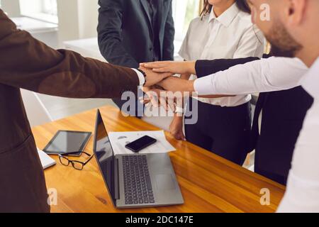 Nahaufnahme von Geschäftsleuten, die sich gegenseitig die Hände auflegen und Partnerschaft symbolisieren. Stockfoto