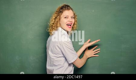 Guter Lehrer Meister der Vereinfachung. Das Lehren könnte mehr Spaß machen. Lehrerin vor der Tafel. Lehrer erklären hartes Thema. Wichtige Informationen, die Sie nicht vergessen sollten. Lehrer bester Freund der Lernenden. Stockfoto