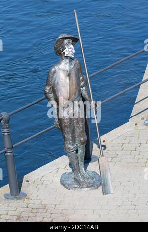 Bydgoszcz, Polen - 26. Juni 2020: Statue des Flößers mit Schutzmaske auf dem Flussboulevard an der Brda Stockfoto