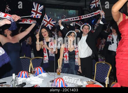 Leute, die Spaß beim Charity Gala Dinner Britain 2011 haben Stockfoto