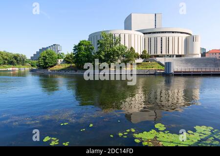 Bydgoszcz, Polen - 26. Juni 2020: Opera Nova am Fluss Brda. Es ist eines der berühmtesten und bekanntesten Gebäude in der Stadt Stockfoto