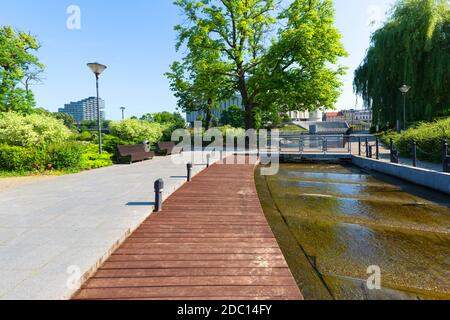 Bydgoszcz, Polen - 26. Juni 2020: Insel der Mühle, umgeben vom Fluss Brda und seiner Zweigstelle Mlynowka, Ort mit Kultur- und Erholungseinrichtungen Stockfoto