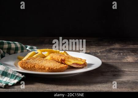 San Jacobo Steak gefüllt mit Käse und Schinken auf schwarz Hintergrund Stockfoto