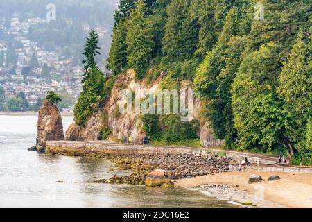 Siwash Rock auf der Ufermauer der Stanley Park, Vancouver, BC, Kanada Stockfoto