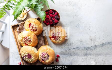 Hausgemachte süße Hefegebrüse gefüllt mit Beeren und mit Krümel. Betonboden. Stockfoto