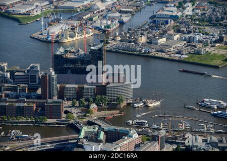 DEUTSCHLAND, Hamburg, Luftaufnahme HafenCity HafenCity an der Elbe, mit Elbphilharmonie eine neue Philharmonie / DEUTSCHLAND, Hamburg, HafenCity, Fluss Elbe, Baustelle Elbphilharmonie im Jahr 2013, Hintergrund Hafen und Sasol Wax Chemiebetrieb Stockfoto