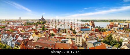 Panoramablick auf die Innenstadt von rostock, deutschland Stockfoto