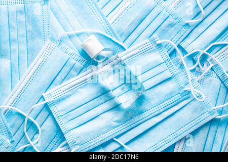 Antibakterielles Handgel und Gesichtsmasken. Coronavirus-Schutz. Draufsicht. Stockfoto