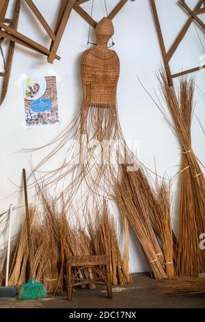 Camacha, Madeira, Portugal - 19. April 2018: Korbflechtarbeiten im Cafe Relogio in der Stadt Camacha im Osten von Madeira auf der Insel Madeira von Por Stockfoto