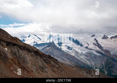 Blick auf hohe Berge mit Felsen und Eislandschaft in Schweiz traumhafte Alpen Europa Natur Stockfoto