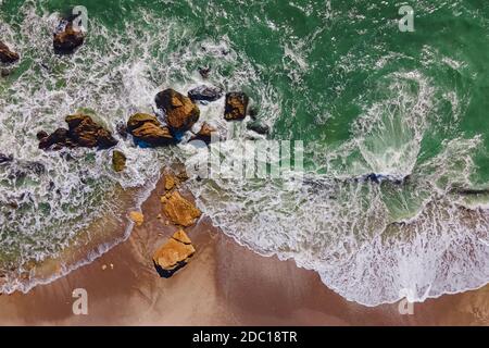 Luftaufnahme der Meereswellen am Ufer Stockfoto