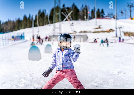 Junge glückliche Skifahrer Mädchen Schneebälle in Schneeballschlacht werfen. Junge Skifahrer Spaß auf der Skipiste, Bialka Tatrzanska, Tatry, Polen Stockfoto