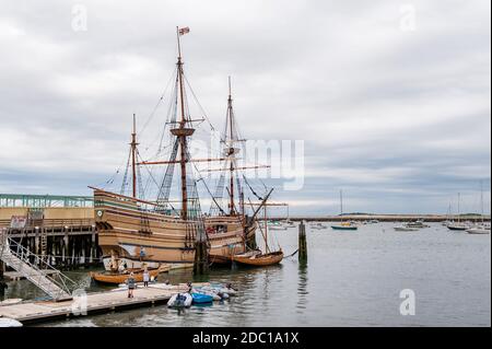 Nachbildung von Mayflower dockte am Hafen von Plymouth in Massachusetts an. Stockfoto