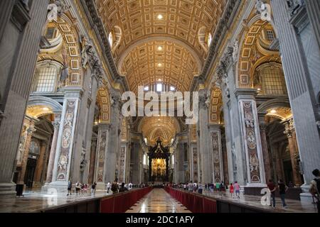 ABGELEGT - 05 September 2020, Italien, Rom: Nur wenige Touristen passieren St. Peter in Rom. Normalerweise ist der Boden der Basilika wegen der Touristenmassen kaum sichtbar, aber im Zuge der Coronavirus-Pandemie sind viele Dinge in Italien anders: Einerseits reisen weniger Menschen in das Urlaubsland, andererseits gibt es strenge Einreisebeschränkungen für Kirchen und andere Sehenswürdigkeiten. Foto: Steffen TRUMPF/dpa Stockfoto