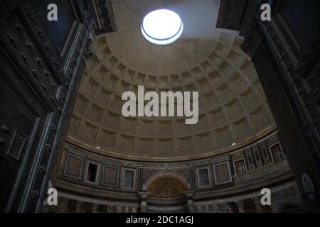 ABGELEGT - 05. September 2020, Italien, Rom: Licht scheint in das Pantheon in Rom. Normalerweise sind die Wahrzeichen in Italien von Massen von Touristen bevölkert, aber im Gefolge der Coronavirus-Pandemie, haben viele Dinge im Land in diesem Sommer anders: Zum einen reisen weniger Menschen in das Urlaubsland, zum anderen gelten für die Sehenswürdigkeiten strenge Zulassungsbeschränkungen. Foto: Steffen TRUMPF/dpa Stockfoto