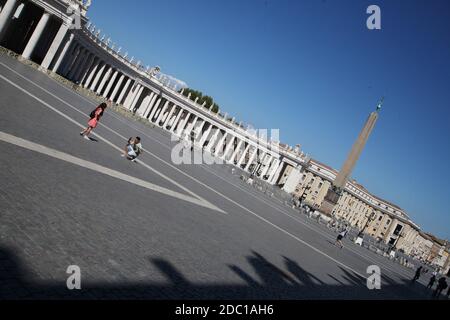 ABGELEGT - 05. September 2020, Italien, Rom: Ein Tourist fotografiert seine Freundin auf dem Petersplatz vor dem Petersdom in Rom. Normalerweise ist der Platz von Massen von Touristen bevölkert, aber im Gefolge der Coronavirus-Pandemie, viele Dinge haben sich in Italien in diesem Sommer anders: Zum einen reisen weniger Menschen an das Urlaubsziel, zum anderen gibt es strenge Zulassungsbeschränkungen für Kirchen und andere Sehenswürdigkeiten. Foto: Steffen TRUMPF/dpa Stockfoto