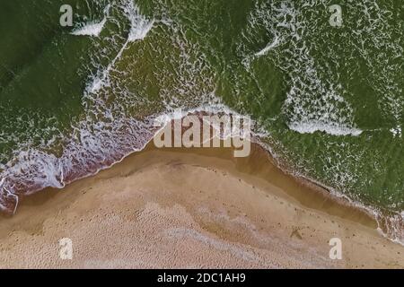 Aerial top view of the beach with sand and small waves Stockfoto