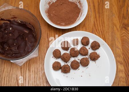 Hausgemachte Schokoladentrüffel mit den Zutaten Stockfoto