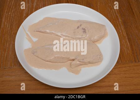 Zwei rohe Schellfisch-Filets mit Bierteig für tiefe bedeckt Braten Stockfoto