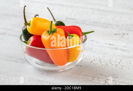 Glasschüssel mit frischen Mini-Paprika Stockfoto