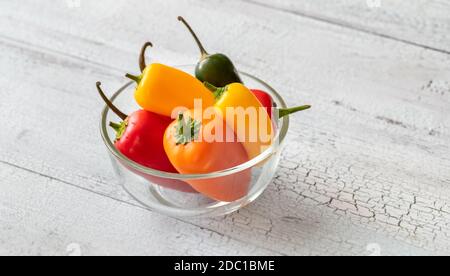 Glasschüssel mit frischen Mini-Paprika Stockfoto