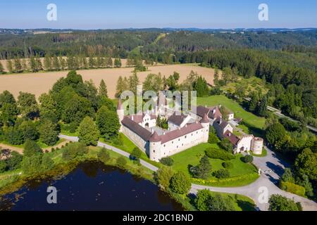 Gut Ottenstein im Waldviertel, Niederösterreich. Luftaufnahme zum schönen historischen Gebäude in der Nähe des Dobra-Sees. Stockfoto
