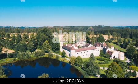 Gut Ottenstein im Waldviertel, Niederösterreich. Luftaufnahme zum schönen historischen Gebäude in der Nähe des Dobra-Sees. Stockfoto