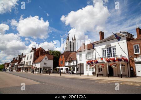 Malerische Tenterden High Street mit einer Blume bedecktes Rathaus, Kent, Großbritannien Stockfoto