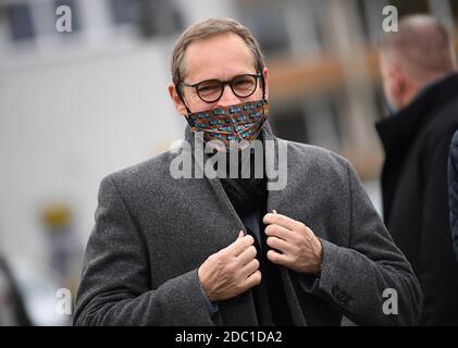 Berlin, Deutschland. November 2020. Michael Müller (SPD), Berlins Regierender Bürgermeister, kommt mit einem Lächeln auf dem Gesicht zur Vorstellung der DHL-Paketbusse für Berlin. An mehreren Berliner Standorten stehen die Busse Bürgern als DHL Paketshops zur Verfügung. Quelle: Britta Pedersen/dpa-Zentralbild/dpa/Alamy Live News Stockfoto