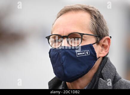 Berlin, Deutschland. November 2020. Michael Müller (SPD), Berlins Regierender Bürgermeister, der einen Mund-und-Nase-Protektor mit der Aufschrift "Berlin" trägt, kommt zur Präsentation der DHL-Paketbusse für Berlin. An mehreren Berliner Standorten stehen die Busse Bürgern als DHL Paketshops zur Verfügung. Quelle: Britta Pedersen/dpa-Zentralbild/dpa/Alamy Live News Stockfoto