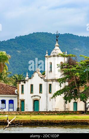 Weiße Kirche in der Nähe des Meeres an der Südküste von Der Staat Rio de Janeiro wurde im 17. Jahrhundert gegründet Jahrhundert Stockfoto